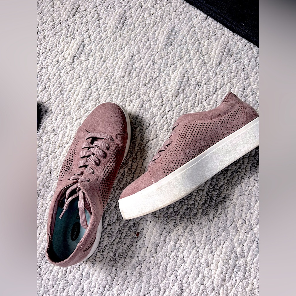 Platform sneaker; size 8!
